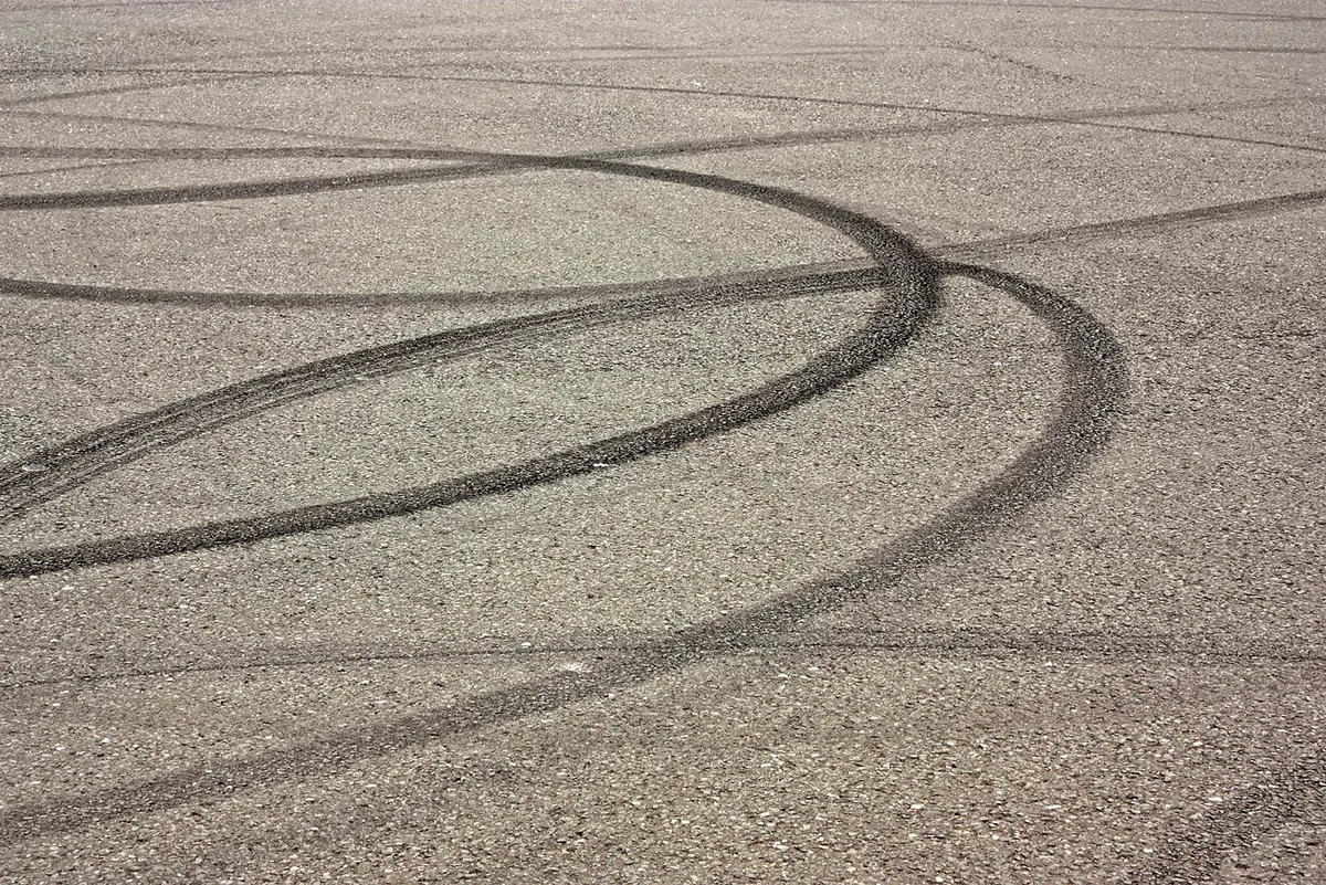 Entfernung von Reifenspuren und Gummiabrieb auf der Fahrbahn.
