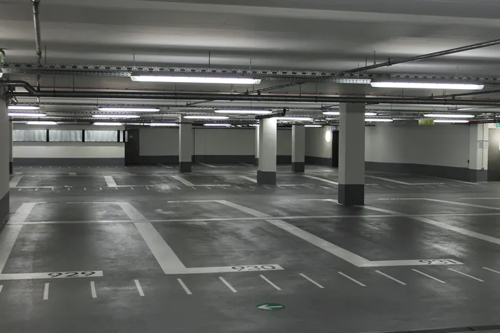Hochdruck-Reinigungsmaschine im Wartungsvertrag-Einsatz in einer Tiefgarage.